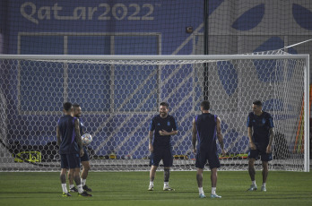 Doha, Qatar.- In the photos taken on November 29, 2022, the Argentine National Team trains in Doha, ahead of the match against Poland for the third and last date of Group C, looking for the result they need to advance to the round of 16 of the World Cup in Qatar 2022.