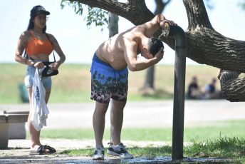 Buenos Aires, Argentina.- En las fotos tomadas el 27 de noviembre del 2022, muestra las calles de Buenos Aires en medio de una ola de calor. El Servicio Meteorológico Nacional (SMN) lanzó un alerta por altas temperaturas para la Ciudad de Buenos Aires y otras 13 provincias. En laz zonas cel centro y el oeste del país se espera que el termómetro alcance los 40 grados.