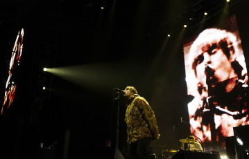 Buenos Aires, Argentina.- In the photos taken on November 10, 2022, Liam Gallagher, the unruly frontman of the flagship brit pop band of the '90s, appeared at the Movistar Arena in the Buenos Aires neighborhood of Villa Crespo in Buenos Aires . Gallagher gave a 17-song show in which he included tracks from his most recent album and Oasis hits. With a great connection with the Argentine public, the singer also paid tribute to Diego Maradona, dedicating the Oasis song "Live Forever" to 10.