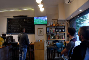 Buenos Aires, Argentina.- In the photos taken on November 22, 2022, Argentine fans encourage their National Team during the match against Saudi Arabia in their debut at the Qatar 2022 World Cup, with the referee of the Slovenian Slavko Vincic.