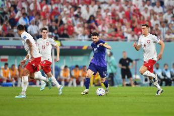 Doha, Catar.- En la foto tomada el 30 de noviembre de 2022, el 2 a 0 final en favor de la Selección de Lionel Scaloni la colocó como primera del Grupo C. Así, el combinado nacional jugará con Australia por los octavos de final. Mientras, México se impuso por 2 a 1 ante Arabia Saudita. Al conjunto de Gerardo Martino no le alcanzó. Con el 2 a 0 a su favor se quedaba afuera por fair play, al quedar igualado en puntos y goles con Polonia, y el descuento de los árabes en el final selló su suerte.