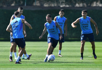 Doha, Qatar.- En las fotos tomadas el 23 de noviembre del 2022, el seleccionado argentino volvió a los entrenamientos luego de la derrota en el partido contra Arabia Saudita (2-1), en el debut en el Mundial de Qatar 2022, y el entrenador Lionel Scaloni ya analiza los cambios que realizará para enfrentar el sábado a México, por la segunda fecha del Grupo C.