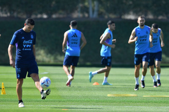 Doha, Qatar.- En las fotos tomadas el 23 de noviembre del 2022, el seleccionado argentino volvió a los entrenamientos luego de la derrota en el partido contra Arabia Saudita (2-1), en el debut en el Mundial de Qatar 2022, y el entrenador Lionel Scaloni ya analiza los cambios que realizará para enfrentar el sábado a México, por la segunda fecha del Grupo C.