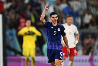 Doha, Catar.- En la foto tomada el 30 de noviembre de 2022, el 2 a 0 final en favor de la Selección de Lionel Scaloni la colocó como primera del Grupo C. Así, el combinado nacional jugará con Australia por los octavos de final. Mientras, México se impuso por 2 a 1 ante Arabia Saudita. Al conjunto de Gerardo Martino no le alcanzó. Con el 2 a 0 a su favor se quedaba afuera por fair play, al quedar igualado en puntos y goles con Polonia, y el descuento de los árabes en el final selló su suerte.