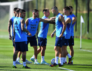 Doha, Qatar.- En las fotos tomadas el 23 de noviembre del 2022, el seleccionado argentino volvió a los entrenamientos luego de la derrota en el partido contra Arabia Saudita (2-1), en el debut en el Mundial de Qatar 2022, y el entrenador Lionel Scaloni ya analiza los cambios que realizará para enfrentar el sábado a México, por la segunda fecha del Grupo C.