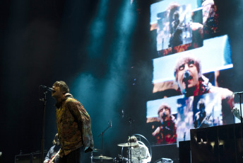 Buenos Aires, Argentina.- In the photos taken on November 10, 2022, Liam Gallagher, the unruly frontman of the flagship brit pop band of the '90s, appeared at the Movistar Arena in the Buenos Aires neighborhood of Villa Crespo in Buenos Aires . Gallagher gave a 17-song show in which he included tracks from his most recent album and Oasis hits. With a great connection with the Argentine public, the singer also paid tribute to Diego Maradona, dedicating the Oasis song "Live Forever" to 10.