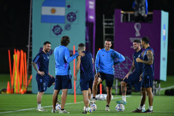 Doha, Qatar.- In the photos taken on November 25, 2022, the Argentine National Team during the last training session prior to the match against Mexico. Coach Lionel Scaloni continued to test the team that will take to the field after the initial defeat against Saudi Arabia at the Qatar 2022 World Cup.