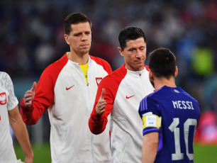 Doha, Catar.- En la foto tomada el 30 de noviembre de 2022, el 2 a 0 final en favor de la Selección de Lionel Scaloni la colocó como primera del Grupo C. Así, el combinado nacional jugará con Australia por los octavos de final. Mientras, México se impuso por 2 a 1 ante Arabia Saudita. Al conjunto de Gerardo Martino no le alcanzó. Con el 2 a 0 a su favor se quedaba afuera por fair play, al quedar igualado en puntos y goles con Polonia, y el descuento de los árabes en el final selló su suerte.