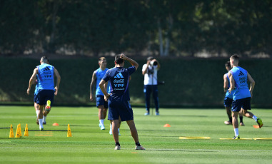 Doha, Qatar.- En las fotos tomadas el 23 de noviembre del 2022, el seleccionado argentino volvió a los entrenamientos luego de la derrota en el partido contra Arabia Saudita (2-1), en el debut en el Mundial de Qatar 2022, y el entrenador Lionel Scaloni ya analiza los cambios que realizará para enfrentar el sábado a México, por la segunda fecha del Grupo C.