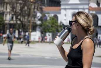 Buenos Aires, Argentina.- En las fotos tomadas el 29 de noviembre del 2022, muestra las calles de Buenos Aires en medio de una ola de calor. Noviembre termina con una ola de calor, desde la semana pasada, las máximas superan los 30° en gran parte del país y esta semana se esperan 34° para Capital y 35° para parte del conurbano bonaerense, según precisó el Servicio Meteorológico Nacional (SMN).