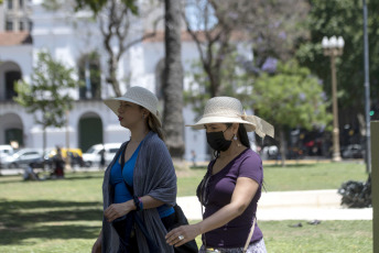 Buenos Aires, Argentina.- En las fotos tomadas el 29 de noviembre del 2022, muestra las calles de Buenos Aires en medio de una ola de calor. Noviembre termina con una ola de calor, desde la semana pasada, las máximas superan los 30° en gran parte del país y esta semana se esperan 34° para Capital y 35° para parte del conurbano bonaerense, según precisó el Servicio Meteorológico Nacional (SMN).