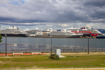 Ushuaia, Argentina.- En las fotos tomadas el 28 de noviembre del 2022, turistas llegan al puerto de la ciudad argentina de Ushuaia. Más de 1.500 turistas arribaron al puerto de Buenos Aires en el AidaMar y así se dio inicio a la temporada de cruceros en el país, la cual se extenderá hasta abril aproximadamente.