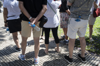 Buenos Aires, Argentina.- En las fotos tomadas el 29 de noviembre del 2022, muestra las calles de Buenos Aires en medio de una ola de calor. Noviembre termina con una ola de calor, desde la semana pasada, las máximas superan los 30° en gran parte del país y esta semana se esperan 34° para Capital y 35° para parte del conurbano bonaerense, según precisó el Servicio Meteorológico Nacional (SMN).