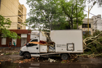 Santiago del Estero, Argentina.- En las fotos tomadas el 29 de noviembre del 2022, muestra los daños ocasionados tras el paso de un temporal en Santiago del Estero. Arboles caídos, cables cortados, voladuras de techos y carteles, daños en escuelas, desplome de antenas, vehículos averiados y familias afectadas dejaron como resultado las torrenciales lluvias con fuertes vientos en la ciudad de Santiago del Estero, informaron fuentes de Defensa Civil.