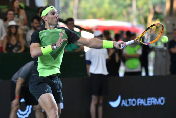 Buenos Aires, Argentina.- En las fotos tomadas el 23 de noviembre del 2022, el español Rafael Nadal, una leyenda del tenis con una colección de 22 títulos de Grand Slam, animó un partido de exhibición ante el "top ten" noruego Casper Ruud frente a 15 mil personas en el Arena Parque Roca del barrio porteño de Villa Soldati. Nadal le ganó 7-6 (8) y 6-2 a Ruud.