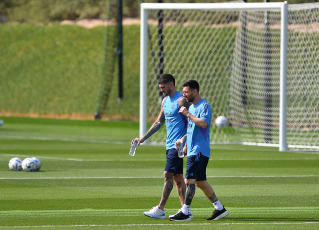 Doha, Qatar.- En la foto tomada el 27 de noviembre de 2022, el capitán del seleccionado argentino de fútbol, Lionel Messi, presenció la práctica regenerativa del plantel luego del desahogo por la victoria contra México (2-0) en la segunda fecha del grupo C del Mundial de Qatar 2022.