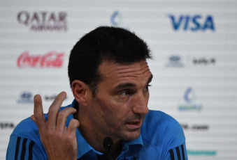 Doha, Qatar.- In the photos taken on November 25, 2022, the coach of the Argentine national team, Lionel Scaloni, gave a press conference in Doha, Qatar. Scaloni stressed that team captain Lionel Messi "trained normally" and that he does not know where the information came from that "he was physically unwell," assuring that "Messi is fine, he has no problem." Likewise, he assured that he will make changes in the game against Mexico.