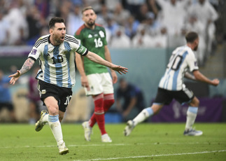 Lusail, Qatar.- En la foto tomada el 26, de noviembre de 2022 en el Estadio Lusail, el capitán Lionel Messi y el ingresado mediocampista Enzo Fernández, en una noche consagratoria, marcaron los goles a los 19 y 42 minutos del segundo tiempo del partido contra México, al que asistieron más de 80 mil espectadores.