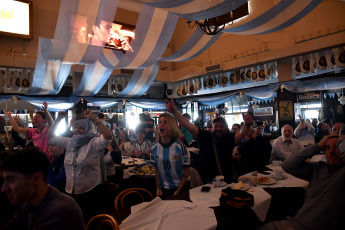 Buenos Aires, Argentina.- In the photos taken on November 22, 2022, Argentine fans encourage their National Team during the match against Saudi Arabia in their debut at the Qatar 2022 World Cup, with the referee of the Slovenian Slavko Vincic.