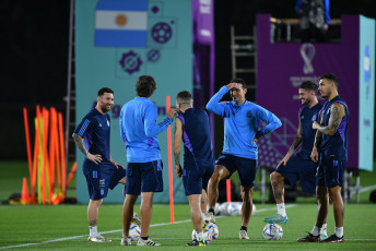 Doha, Qatar.- En las fotos tomadas el 25 de noviembre del 2022, la Selección argentina durante el último entrenamiento en la previa del partido contra México. El técnico Lionel Scaloni siguió probando al equipo que saldrá a la cancha luego de la derrota inicial contra Arabia Saudita en el Mundial Qatar 2022.