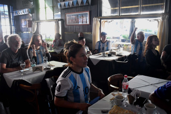 Buenos Aires, Argentina.- In the photos taken on November 22, 2022, Argentine fans encourage their National Team during the match against Saudi Arabia in their debut at the Qatar 2022 World Cup, with the referee of the Slovenian Slavko Vincic.