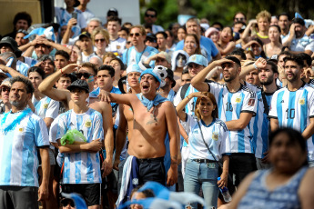 Buenos Aires, Argentina.- In the photos taken on November 30, 2022, Argentine fans and tourists gathered at the fan fest in Seeber Square, to watch the team's match against Poland on giant screens. The Argentines took to the streets to celebrate the 2-0 final in favor of Lionel Scaloni's Selection. Thus, the national team will play Australia for the round of 16.