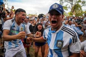 Buenos Aires, Argentina.- In the photos taken on November 30, 2022, Argentine fans and tourists gathered at the fan fest in Seeber Square, to watch the team's match against Poland on giant screens. The Argentines took to the streets to celebrate the 2-0 final in favor of Lionel Scaloni's Selection. Thus, the national team will play Australia for the round of 16.