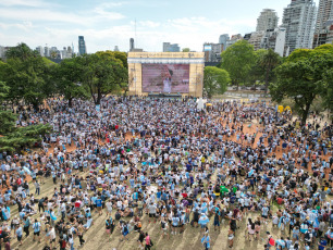 Buenos Aires, Argentina.- In the photos taken on November 30, 2022, Argentine fans and tourists gathered at the fan fest in Seeber Square, to watch the team's match against Poland on giant screens. The Argentines took to the streets to celebrate the 2-0 final in favor of Lionel Scaloni's Selection. Thus, the national team will play Australia for the round of 16.