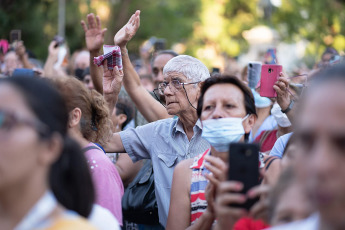 Catamarca, Argentina.- En las fotos tomadas el 30 de noviembre del 2022, una multitud de devotos participaron de la tradicional "bajada" de la Sagrada Imagen de la Virgen del Valle, desde el Camarín hasta el Paseo de la Fe, ubicado en la explanada de la Catedral Basílica de Catamarca, con lo que se inició las fiestas marianas en esa provincia.