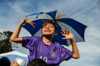 Buenos Aires, Argentina.- En las fotos tomadas el 30 de noviembre del 2022, hinchas argentinos y turistas se dieron cita en la fan fest de la plaza Seeber, para ver en pantallas gigantes el partido del seleccionado contra Polonia. Los argentinos salieron a las calles a celebrar el 2 a 0 final en favor de la Selección de Lionel Scaloni. Así, el combinado nacional jugará con Australia por los octavos de final.