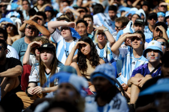 Buenos Aires, Argentina.- En las fotos tomadas el 30 de noviembre del 2022, hinchas argentinos y turistas se dieron cita en la fan fest de la plaza Seeber, para ver en pantallas gigantes el partido del seleccionado contra Polonia. Los argentinos salieron a las calles a celebrar el 2 a 0 final en favor de la Selección de Lionel Scaloni. Así, el combinado nacional jugará con Australia por los octavos de final.