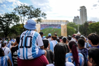 Buenos Aires, Argentina.- En las fotos tomadas el 30 de noviembre del 2022, hinchas argentinos y turistas se dieron cita en la fan fest de la plaza Seeber, para ver en pantallas gigantes el partido del seleccionado contra Polonia. Los argentinos salieron a las calles a celebrar el 2 a 0 final en favor de la Selección de Lionel Scaloni. Así, el combinado nacional jugará con Australia por los octavos de final.