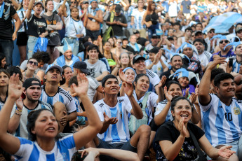 Buenos Aires, Argentina.- In the photos taken on November 30, 2022, Argentine fans and tourists gathered at the fan fest in Seeber Square, to watch the team's match against Poland on giant screens. The Argentines took to the streets to celebrate the 2-0 final in favor of Lionel Scaloni's Selection. Thus, the national team will play Australia for the round of 16.