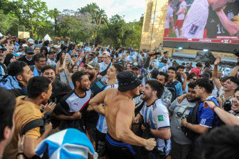 Buenos Aires, Argentina.- In the photos taken on November 30, 2022, Argentine fans and tourists gathered at the fan fest in Seeber Square, to watch the team's match against Poland on giant screens. The Argentines took to the streets to celebrate the 2-0 final in favor of Lionel Scaloni's Selection. Thus, the national team will play Australia for the round of 16.