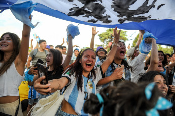 Buenos Aires, Argentina.- En las fotos tomadas el 30 de noviembre del 2022, hinchas argentinos y turistas se dieron cita en la fan fest de la plaza Seeber, para ver en pantallas gigantes el partido del seleccionado contra Polonia. Los argentinos salieron a las calles a celebrar el 2 a 0 final en favor de la Selección de Lionel Scaloni. Así, el combinado nacional jugará con Australia por los octavos de final.