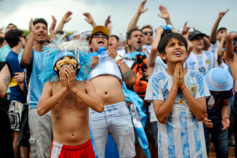 Buenos Aires, Argentina.- En las fotos tomadas el 30 de noviembre del 2022, hinchas argentinos y turistas se dieron cita en la fan fest de la plaza Seeber, para ver en pantallas gigantes el partido del seleccionado contra Polonia. Los argentinos salieron a las calles a celebrar el 2 a 0 final en favor de la Selección de Lionel Scaloni. Así, el combinado nacional jugará con Australia por los octavos de final.