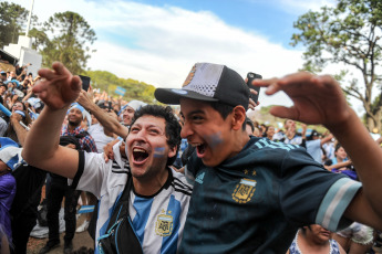 Buenos Aires, Argentina.- In the photos taken on November 30, 2022, Argentine fans and tourists gathered at the fan fest in Seeber Square, to watch the team's match against Poland on giant screens. The Argentines took to the streets to celebrate the 2-0 final in favor of Lionel Scaloni's Selection. Thus, the national team will play Australia for the round of 16.