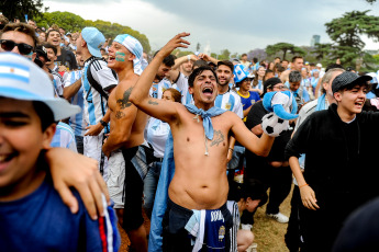 Buenos Aires, Argentina.- En las fotos tomadas el 30 de noviembre del 2022, hinchas argentinos y turistas se dieron cita en la fan fest de la plaza Seeber, para ver en pantallas gigantes el partido del seleccionado contra Polonia. Los argentinos salieron a las calles a celebrar el 2 a 0 final en favor de la Selección de Lionel Scaloni. Así, el combinado nacional jugará con Australia por los octavos de final.