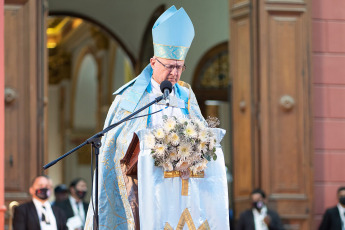 Catamarca, Argentina.- En las fotos tomadas el 30 de noviembre del 2022, una multitud de devotos participaron de la tradicional "bajada" de la Sagrada Imagen de la Virgen del Valle, desde el Camarín hasta el Paseo de la Fe, ubicado en la explanada de la Catedral Basílica de Catamarca, con lo que se inició las fiestas marianas en esa provincia.