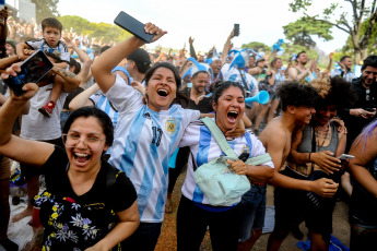 Buenos Aires, Argentina.- In the photos taken on November 30, 2022, Argentine fans and tourists gathered at the fan fest in Seeber Square, to watch the team's match against Poland on giant screens. The Argentines took to the streets to celebrate the 2-0 final in favor of Lionel Scaloni's Selection. Thus, the national team will play Australia for the round of 16.