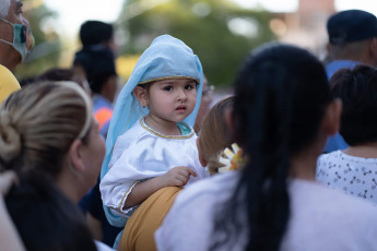 Catamarca, Argentina.- En las fotos tomadas el 30 de noviembre del 2022, una multitud de devotos participaron de la tradicional "bajada" de la Sagrada Imagen de la Virgen del Valle, desde el Camarín hasta el Paseo de la Fe, ubicado en la explanada de la Catedral Basílica de Catamarca, con lo que se inició las fiestas marianas en esa provincia.