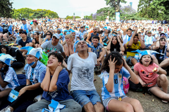 Buenos Aires, Argentina.- En las fotos tomadas el 30 de noviembre del 2022, hinchas argentinos y turistas se dieron cita en la fan fest de la plaza Seeber, para ver en pantallas gigantes el partido del seleccionado contra Polonia. Los argentinos salieron a las calles a celebrar el 2 a 0 final en favor de la Selección de Lionel Scaloni. Así, el combinado nacional jugará con Australia por los octavos de final.