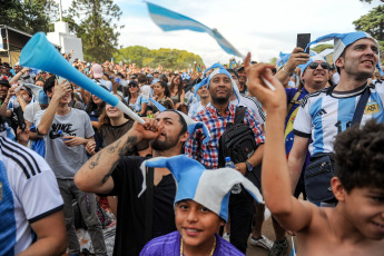 Buenos Aires, Argentina.- En las fotos tomadas el 30 de noviembre del 2022, hinchas argentinos y turistas se dieron cita en la fan fest de la plaza Seeber, para ver en pantallas gigantes el partido del seleccionado contra Polonia. Los argentinos salieron a las calles a celebrar el 2 a 0 final en favor de la Selección de Lionel Scaloni. Así, el combinado nacional jugará con Australia por los octavos de final.