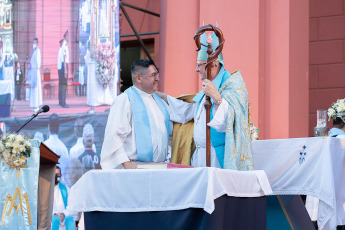 Catamarca, Argentina.- En las fotos tomadas el 30 de noviembre del 2022, una multitud de devotos participaron de la tradicional "bajada" de la Sagrada Imagen de la Virgen del Valle, desde el Camarín hasta el Paseo de la Fe, ubicado en la explanada de la Catedral Basílica de Catamarca, con lo que se inició las fiestas marianas en esa provincia.