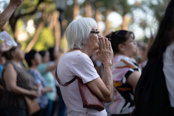 Catamarca, Argentina.- En las fotos tomadas el 30 de noviembre del 2022, una multitud de devotos participaron de la tradicional "bajada" de la Sagrada Imagen de la Virgen del Valle, desde el Camarín hasta el Paseo de la Fe, ubicado en la explanada de la Catedral Basílica de Catamarca, con lo que se inició las fiestas marianas en esa provincia.