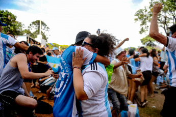 Buenos Aires, Argentina.- En las fotos tomadas el 30 de noviembre del 2022, hinchas argentinos y turistas se dieron cita en la fan fest de la plaza Seeber, para ver en pantallas gigantes el partido del seleccionado contra Polonia. Los argentinos salieron a las calles a celebrar el 2 a 0 final en favor de la Selección de Lionel Scaloni. Así, el combinado nacional jugará con Australia por los octavos de final.