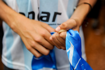 Buenos Aires, Argentina.- In the photos taken on November 30, 2022, Argentine fans and tourists gathered at the fan fest in Seeber Square, to watch the team's match against Poland on giant screens. The Argentines took to the streets to celebrate the 2-0 final in favor of Lionel Scaloni's Selection. Thus, the national team will play Australia for the round of 16.