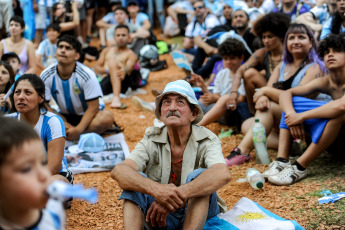 Buenos Aires, Argentina.- In the photos taken on November 30, 2022, Argentine fans and tourists gathered at the fan fest in Seeber Square, to watch the team's match against Poland on giant screens. The Argentines took to the streets to celebrate the 2-0 final in favor of Lionel Scaloni's Selection. Thus, the national team will play Australia for the round of 16.