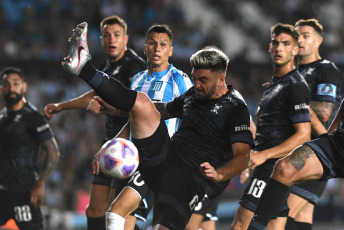 Avellaneda, Argentina.- En las fotos tomadas el 29 de enero del 2023, durante el encuentro entre Racing y Belgrano en el estadio Presidente Perón, por la primera jornada de la Liga Profesional de Fútbol. Racing Club igualó este domingo sin goles ante Belgrano de Córdoba. El partido estuvo a punto de jugarse a puertas cerradas, por decisión del Ministerio de Seguridad bonaerense, a partir de la creciente interna en la barra brava racinguista. Sin embargo, la gestión de las autoridades de la entidad de Avellaneda con sus pares de la Provincia modificaron la postura inicial y el cotejo contó con la asistencia de los socios de Racing.