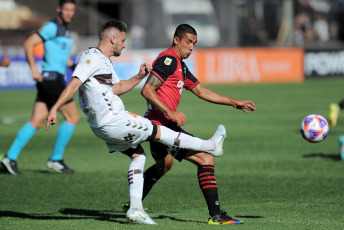 Buenos Aires, Argentina.- In the photos taken on January 29, 2023, during the match between Platense and Newell's Old Boys de Rosario in the First Division Professional Football League (LPF), at the Vicente López stadium. Platense and Newell's, tied this Sunday 2-2, concluding with a fair division of points, also marking the debut of Martín Palermo, as Platense's coach, and Gabriel Heinze, as Newell's manager.